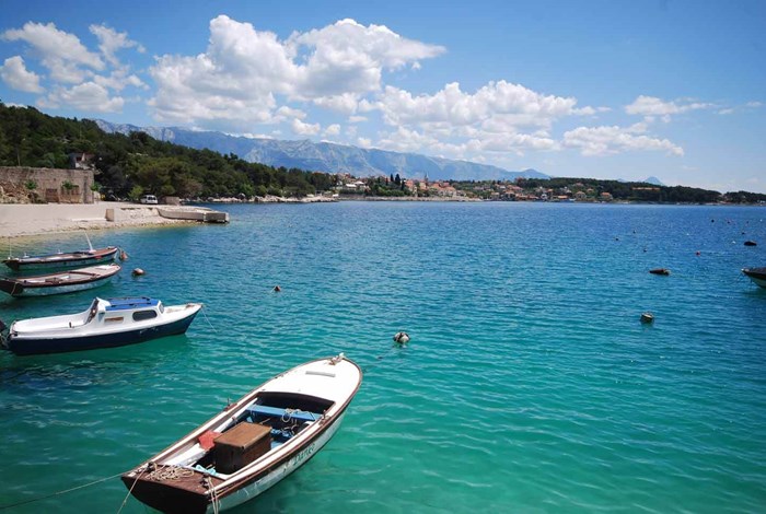Boats moored in Sumartin